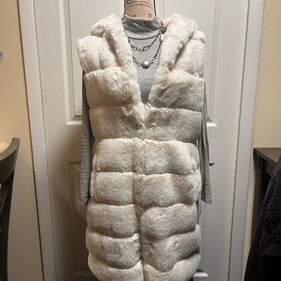 BCBGMaxAzria Ivory Faux Fur Vest - Picture 2 of 5